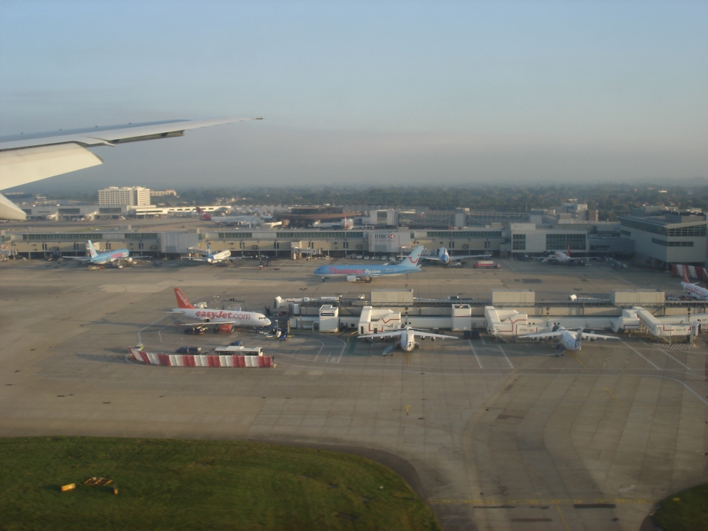 dsc021261ft-ӢGatwick.jpg