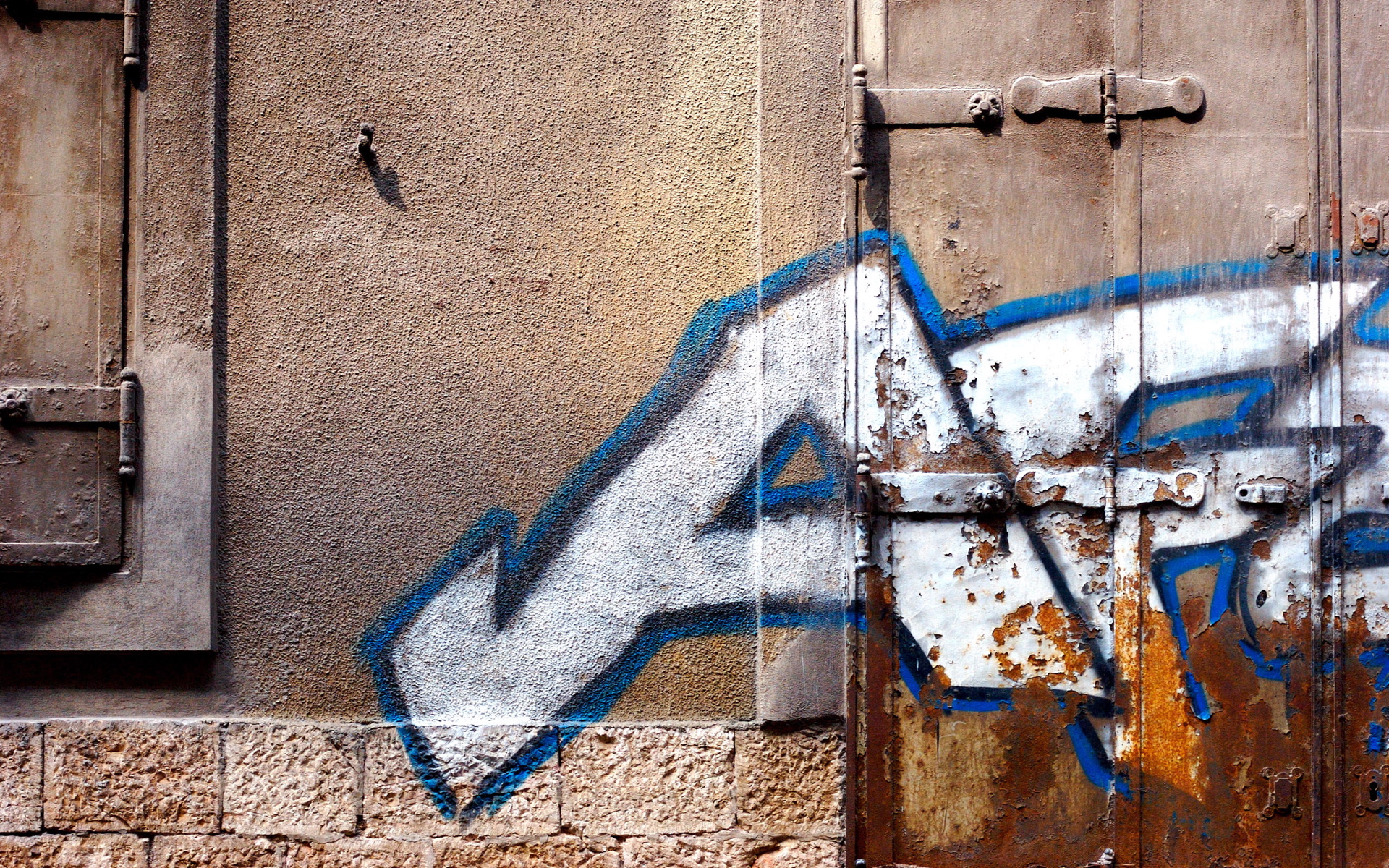 01001_sarajevograffitidoor_1920x1200.jpg